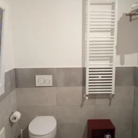 بيت للعطل The Judas Trees