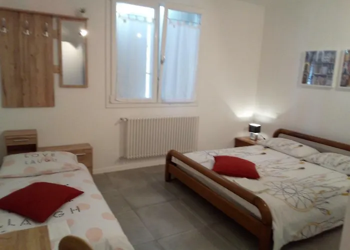 Nyaraló The Judas Trees *